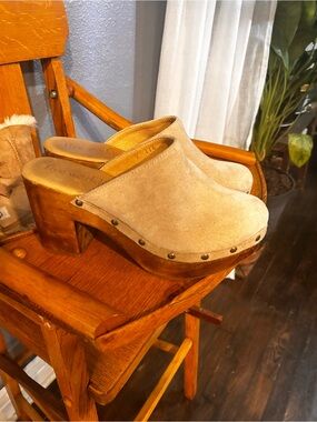 Anthropologie Five Worlds Rudy clogs, Suede Clog Mules - 9